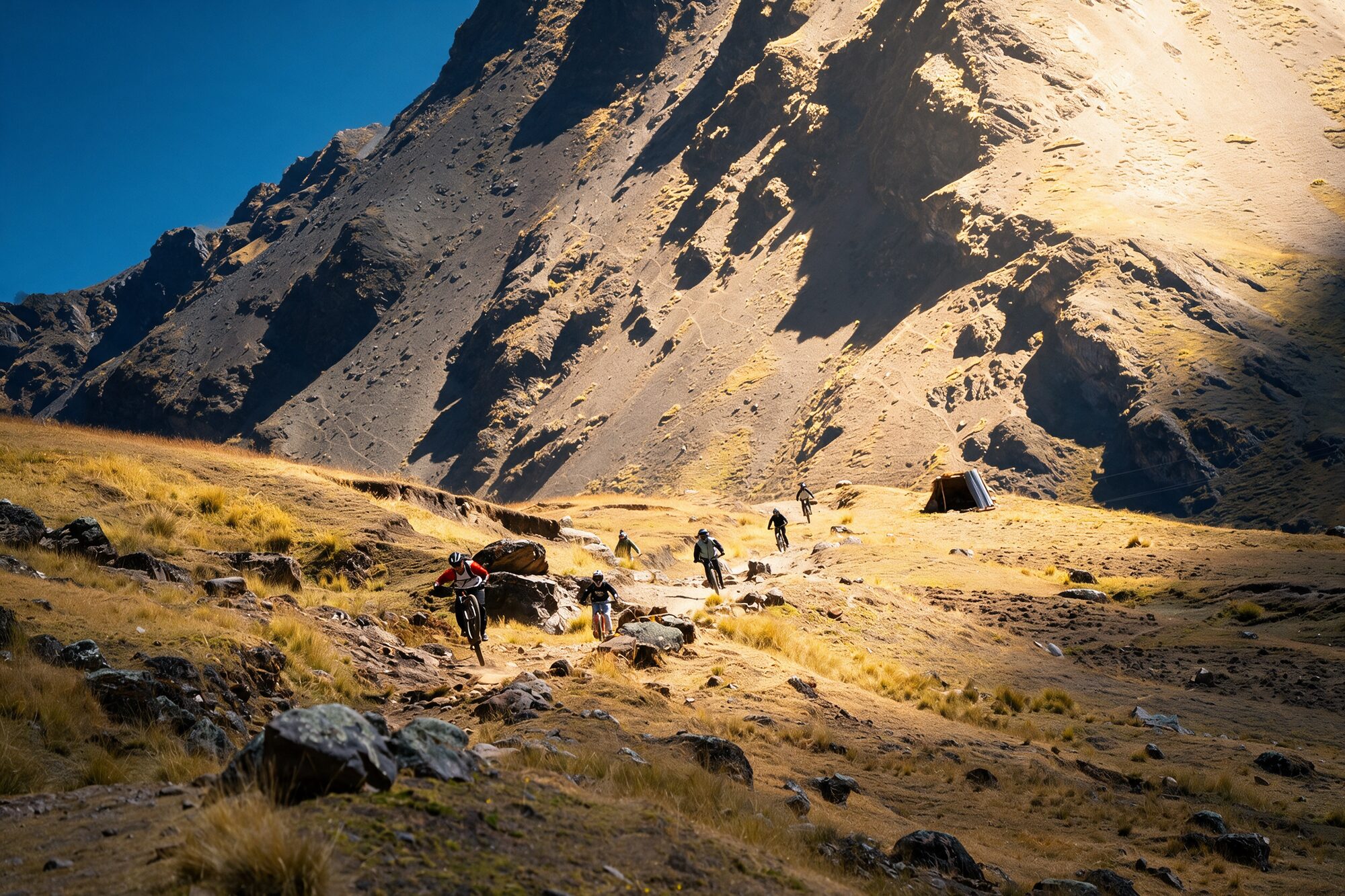 El grupo bajando del abra, la cordillera entera de fondo